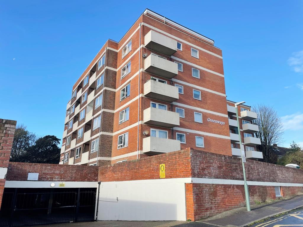 Lot: 41 - BALCONY FLAT WITH VIEWS IN NEED OF COMPLETE MODERNISATION -